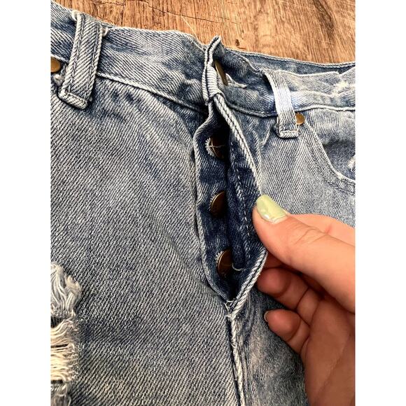 Distressed Lightwash Jean Short - Picture 2 of 3